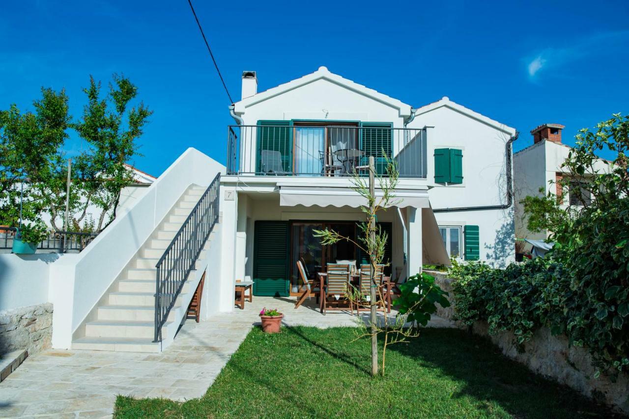 Summer House Mulac Nin Exterior photo